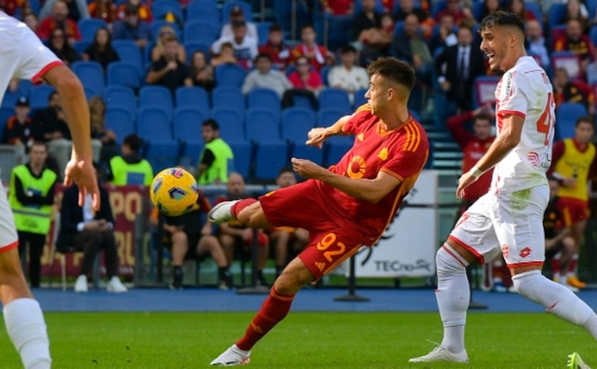Com um a mais, Roma sofre, marca no fim e vence a 3ª consecutiva no Campeonato Italiano