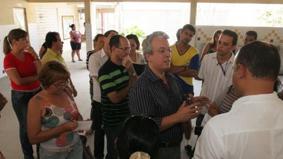 Adriano Soares faz inspeção em escola e garante apurar responsabilidades