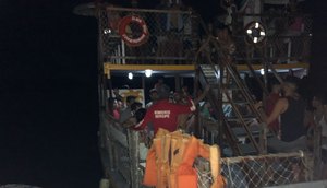 catamarã encalhado