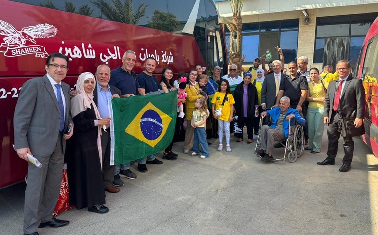 Depois de sete horas na fronteira, diplomatas brasileiros resgatam mais 32 pessoas de Gaza