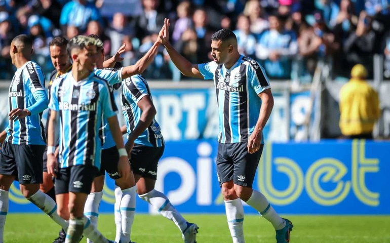 Grêmio vence Sampaio com dois de Diego Souza e sé mantém firme na briga do G-4