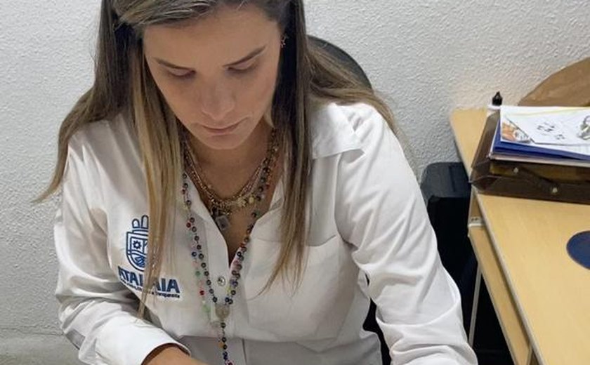 Prefeita de Atalaia Ceci Rocha abre mão do próprio salário
