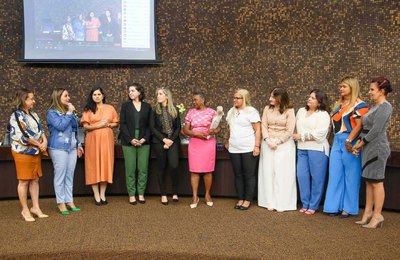 Secretarias das Câmaras do TJAL homenageiam servidora aposentada Olindina Santiago