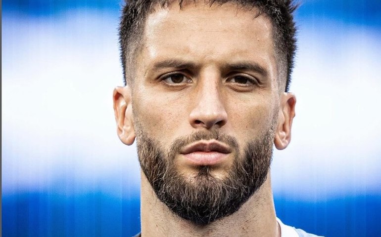 Meia do Tottenham é acusado de injúria racial contra colega de time pela Associação de Futebol