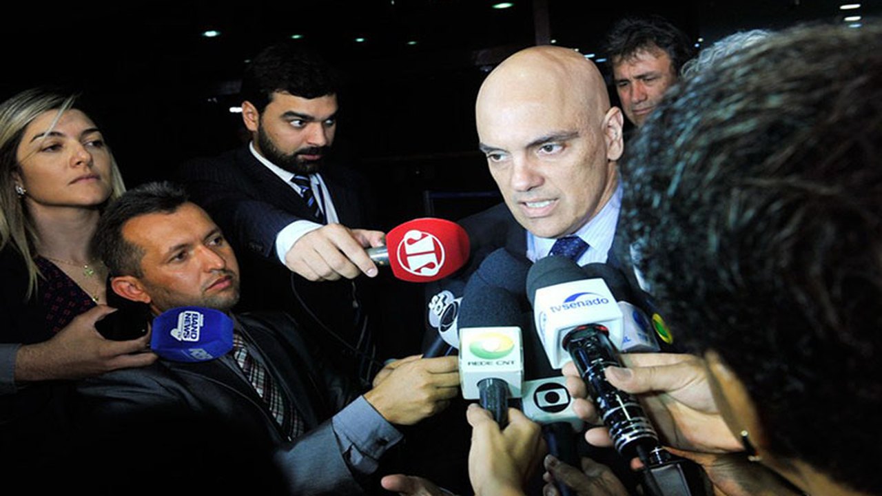 Moraes bloqueia bens de Daniel Silveira