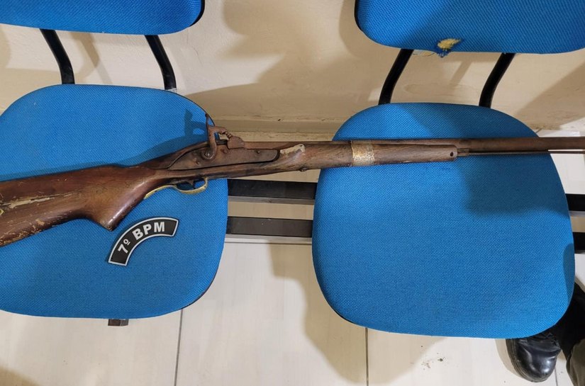 PM cumpre mandados de prisão e apreende arma de fogo em ações no Sertão de Alagoas