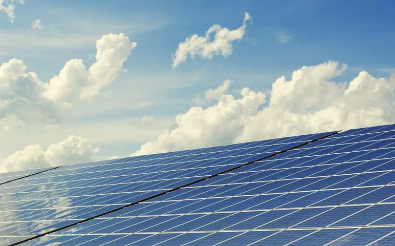 Setor de energia solar em telhados sofre golpe com medidas mais rígidas em projeto de Trump