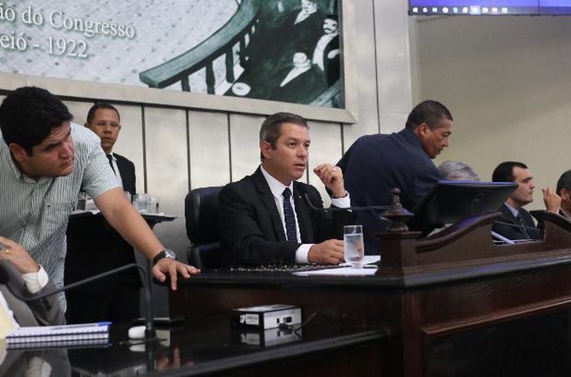 Parlamentares cobram da Casal melhorias no abastecimento d'água em Alagoas