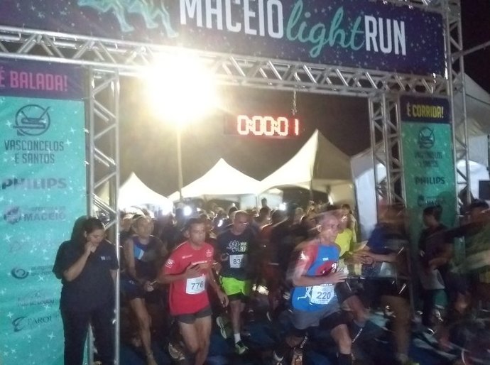 Maceió Light Run: corredores iluminam a orla de Jacarecica na noite de sexta