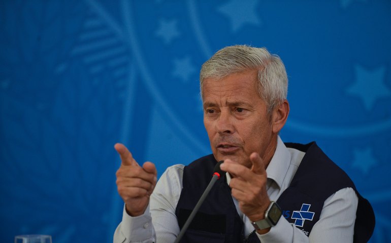 Antecipar 2ª dose pode atrasar vacinação por idade, diz João Gabbardo