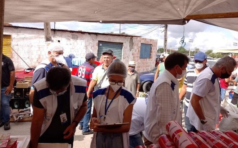 Vigilância Sanitária fiscaliza feira no Benedito Bentes e apreende 200 kg de alimentos impróprios