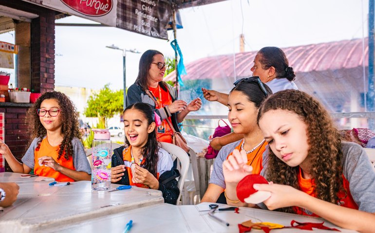 Prefeitura promove atividades lúdicas e educativas para crianças no Mercado do Artesanato