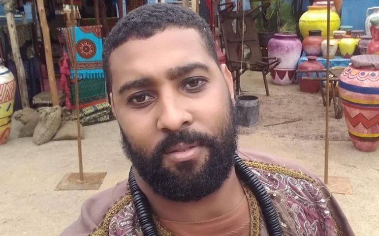 Ator Edson Caldas é visto em rua de Japeri com homem desconhecido: 'Não conseguimos identificar', diz família