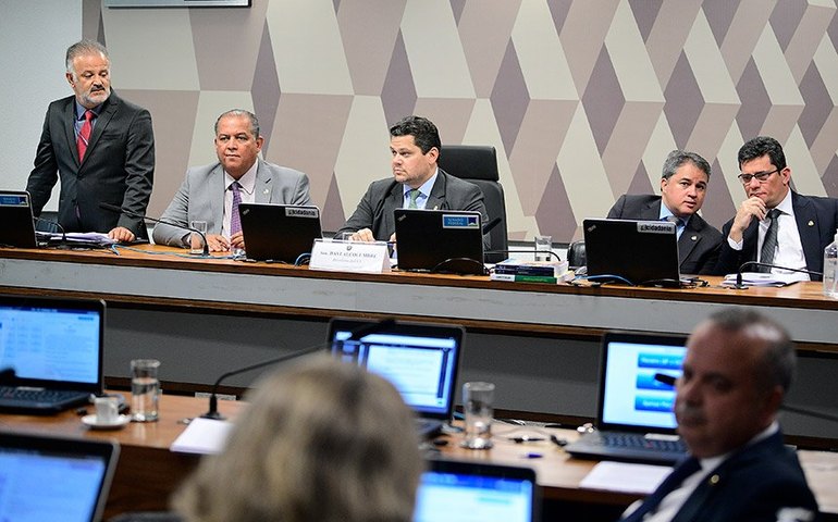 Sanitaristas deverão ter ensino superior ou especialização, aprova CCJ