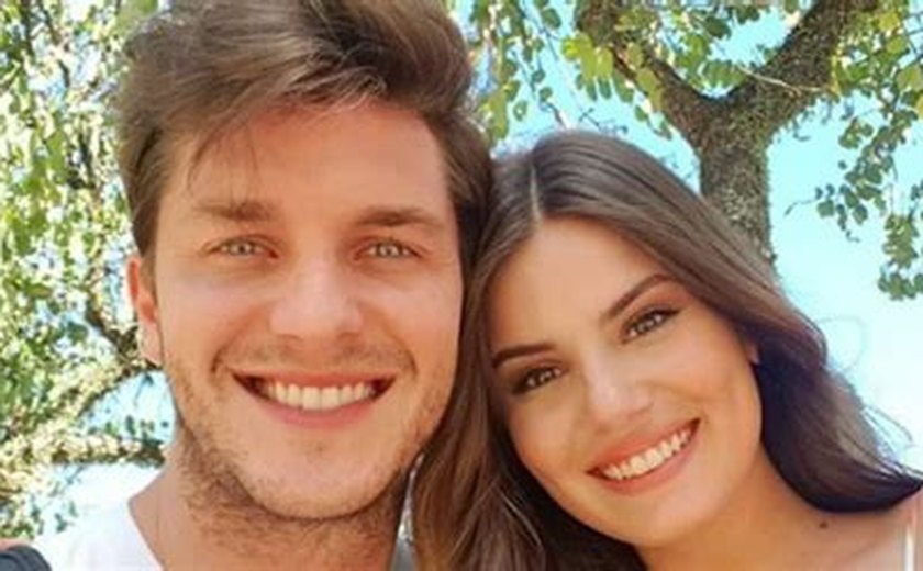 Camila Queiroz e Klebber Toledo trocam juras de amor após casamento