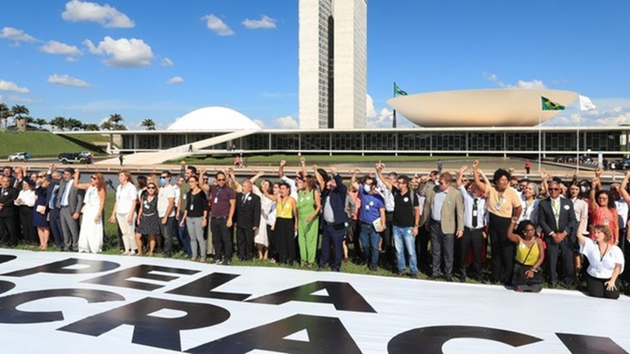 Índices globais de democracia caem a nível mais baixo desde 1986