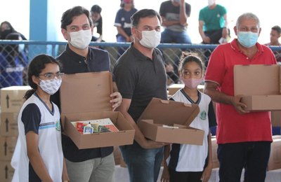 Prefeitura de Coruripe inicia entrega de mais de 12 mil kits de materiais escolares