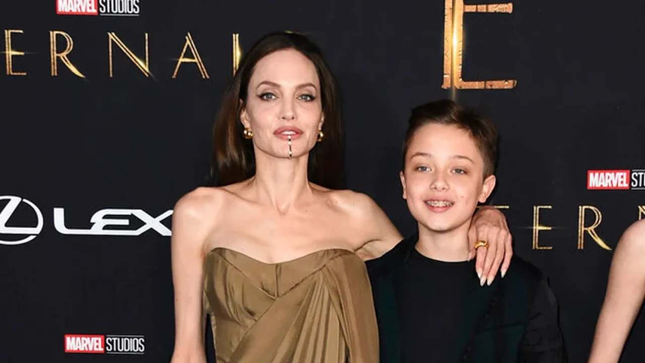 Angelina Jolie visita clube de boxe na Ucrânia acompanhada do filho