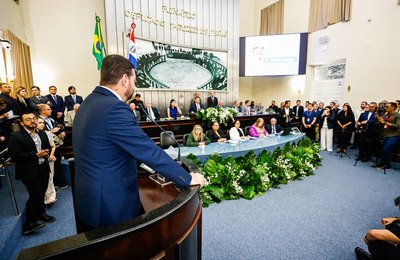Presidente da Câmara destaca perfil conciliador de Fábio Farias em homenagem na ALE