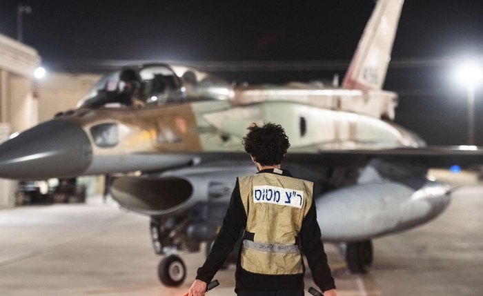 Após pedido de evacuação, Israel ataca portos no Iêmen Após pedido de evacuação, Israel ataca portos no Iêmen