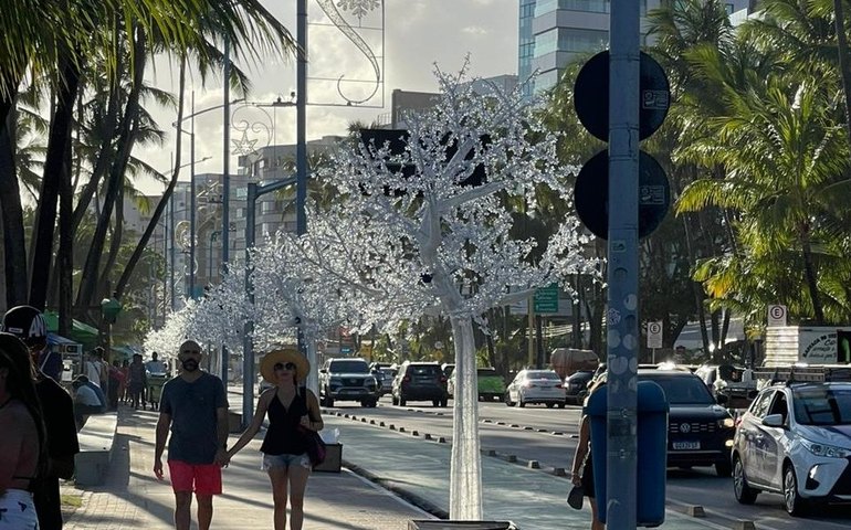 Orla marítima de Maceió começa a receber árvores natalinas