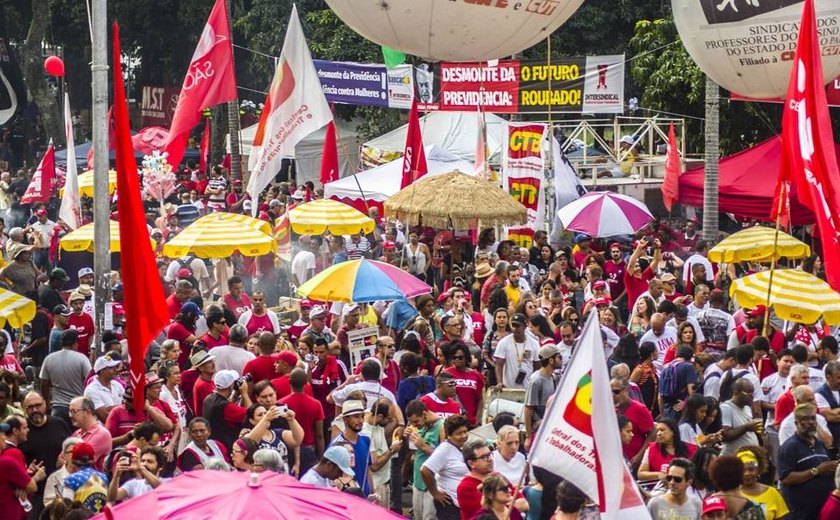 Ato de 1º de maio em SP é marcado por protestos contra prisão de Lula