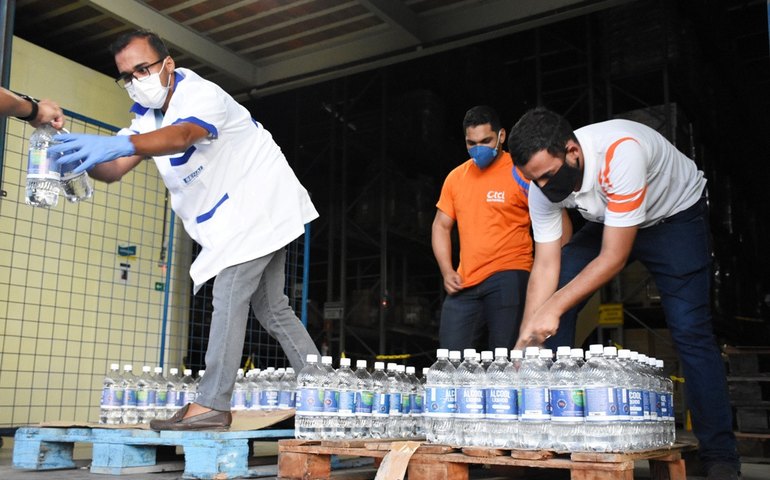 Senai doa 600 litros de álcool ao governo e a instituição de caridade