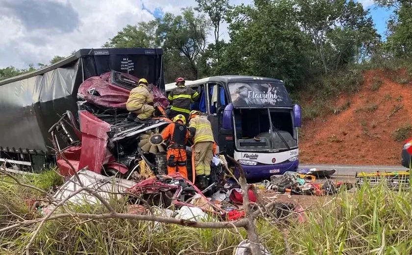 Acidente entre ônibus que saiu de AL e carreta deixa mais de 50 feridos em MG