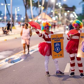 Prefeitura leva ação educativa à Orla Aberta sobre o uso de faixas na Ponta Verde