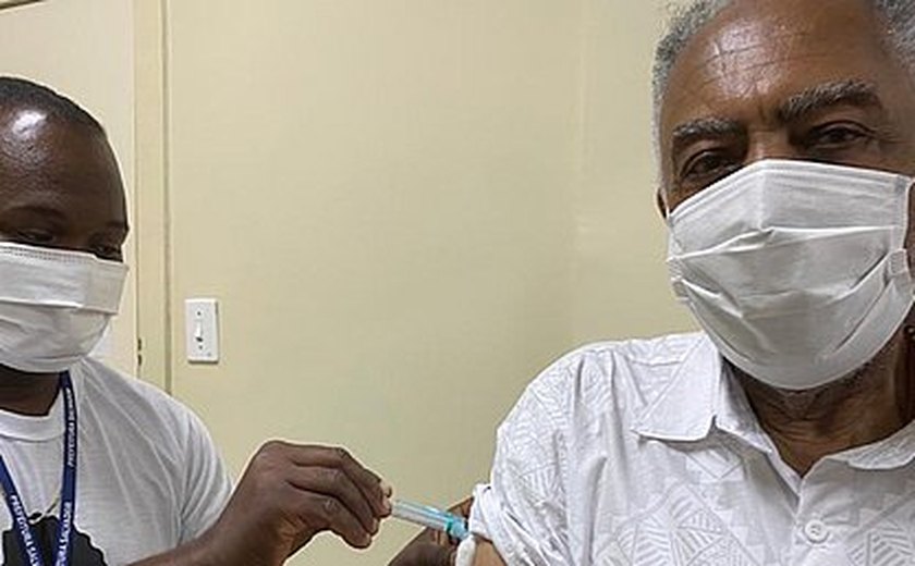 Gilberto Gil é vacinado contra covid-19 ao som de &#8216;Andar com fé&#8217;