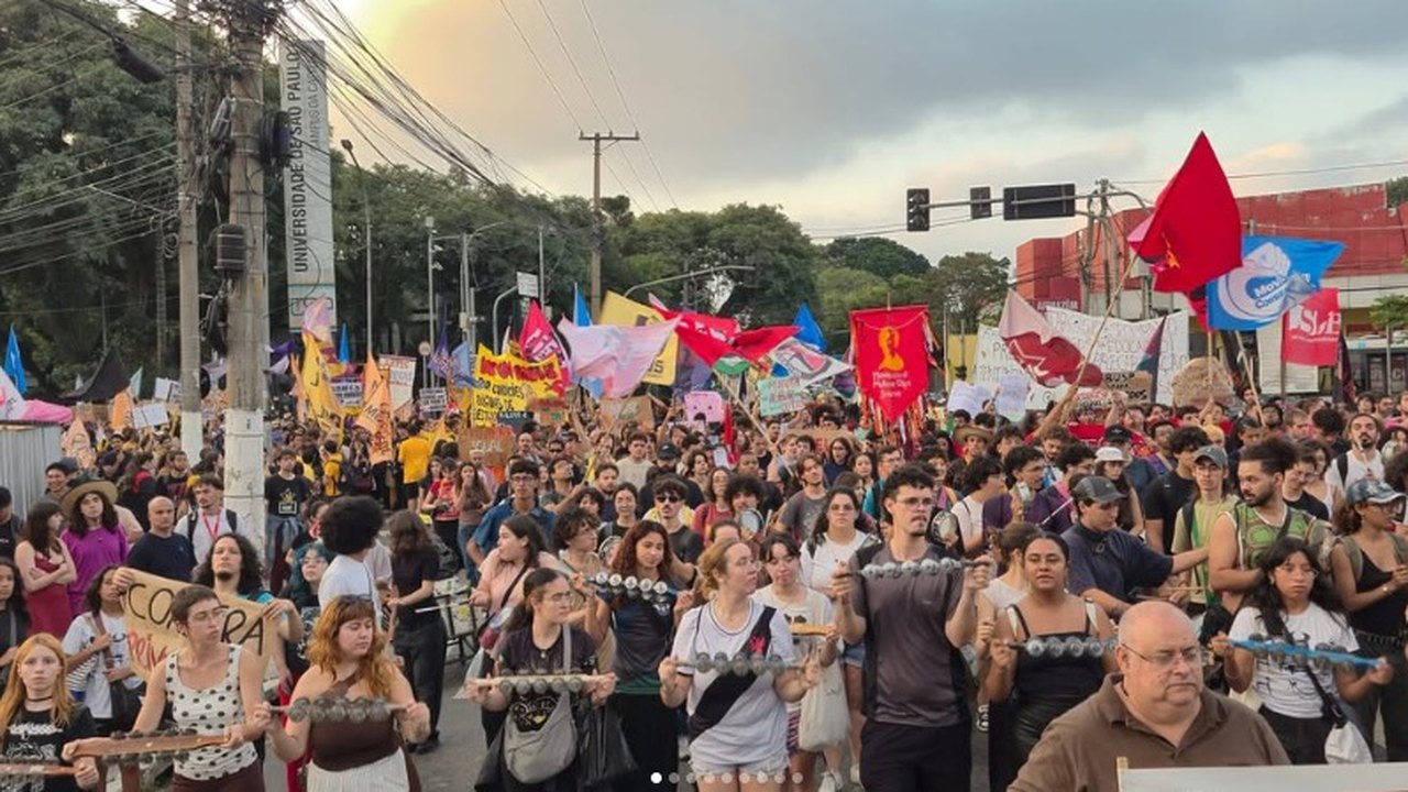 Milhares protestam em Praga contra plano de reformulação do financiamento da mídia pública