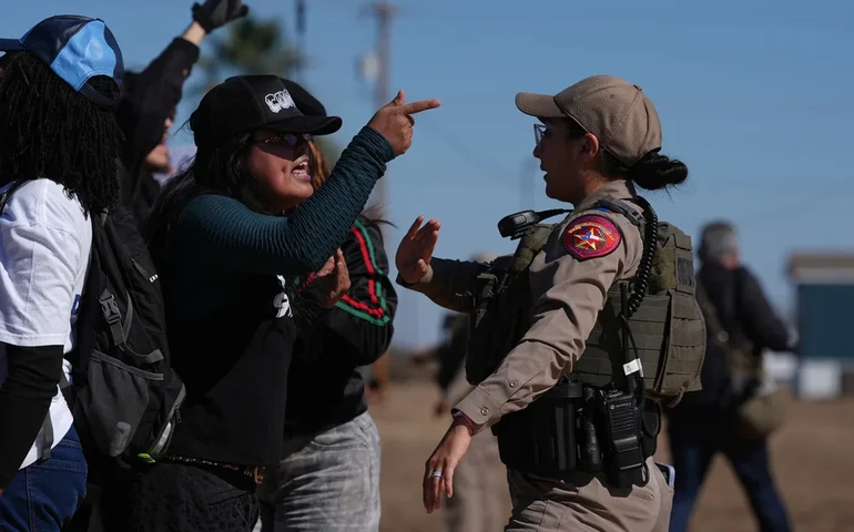 Juiz ordena que Liam Conejo Ramos, de 5 anos, e seu pai sejam libertados da detenção do ICE