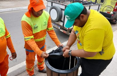 Alurb distribui lixeiras para comerciantes do Pontal da Barra