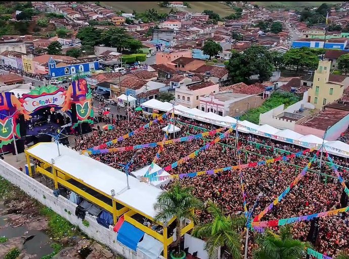 Multidão brinca o carnaval com mela-mela em São José da Laje