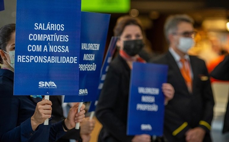 Pilotos e comissários aceitam proposta e encerram greve nos aeroportos