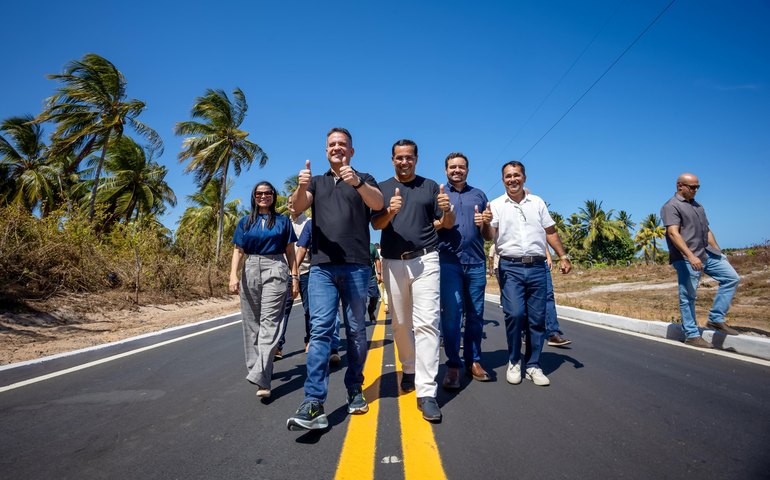 Governo inaugura rodovia que liga o centro de Feliz Deserto à indústria de beneficiamento de coco