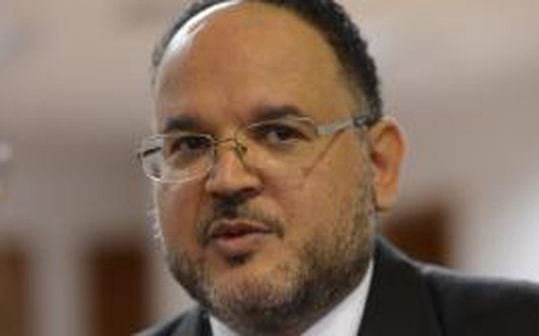 Paim assina portaria do Fies para mestrado e doutorado