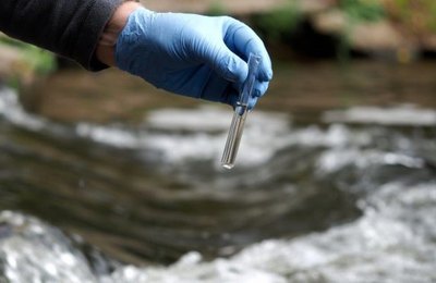 PFAS: substâncias encontradas em água e alimentos exigem práticas rigorosas na coleta de água