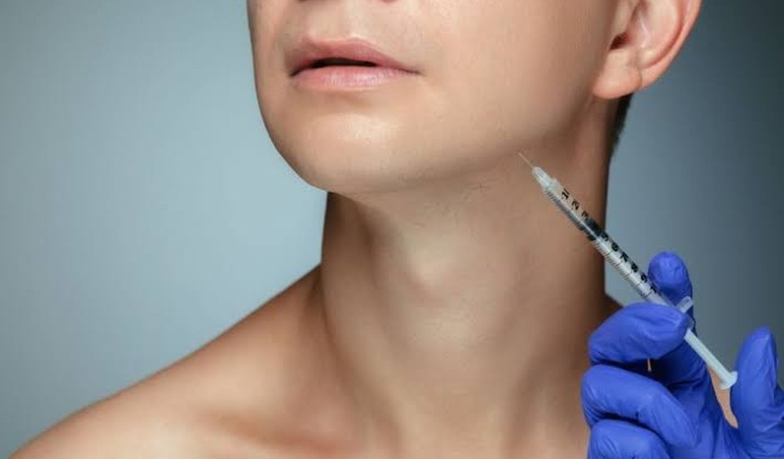 Homem com síndrome rara aplica botox na garganta para poder arrotar