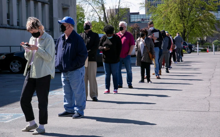 Pedidos de auxílio-desemprego nos EUA caem 5 mil, a 227 mil