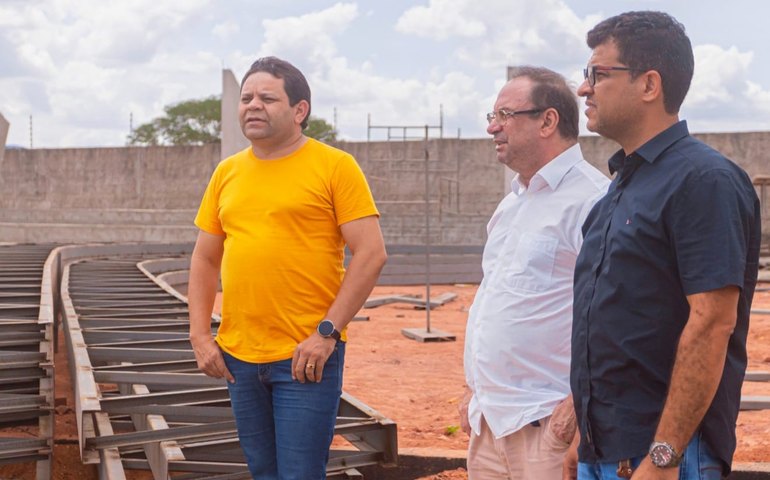 Prefeito Luciano constrói ginásio poliesportivo em Cangandu
