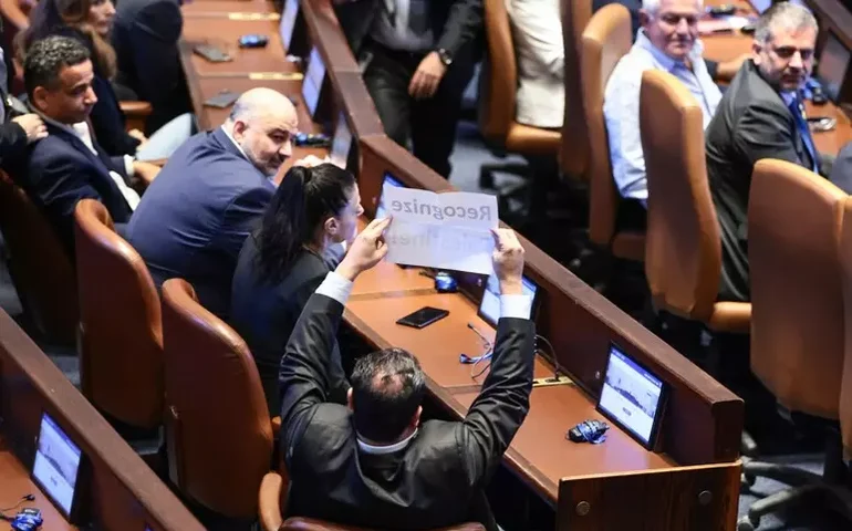 Deputados interrompem Trump e são removidos do Parlamento de Israel