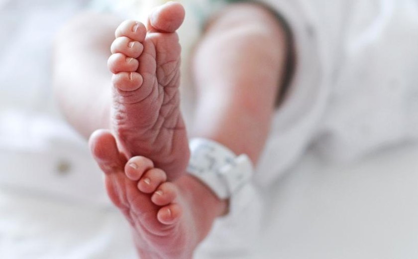 Funcionária suspeita de negociar adoção ilegal de bebê é afastada