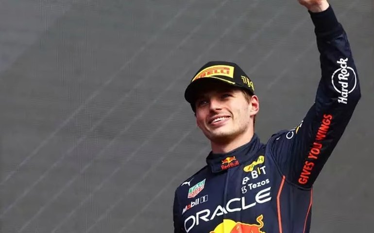 Verstappen garante pole no fim do treino e faz festa da torcida no GP da Holanda