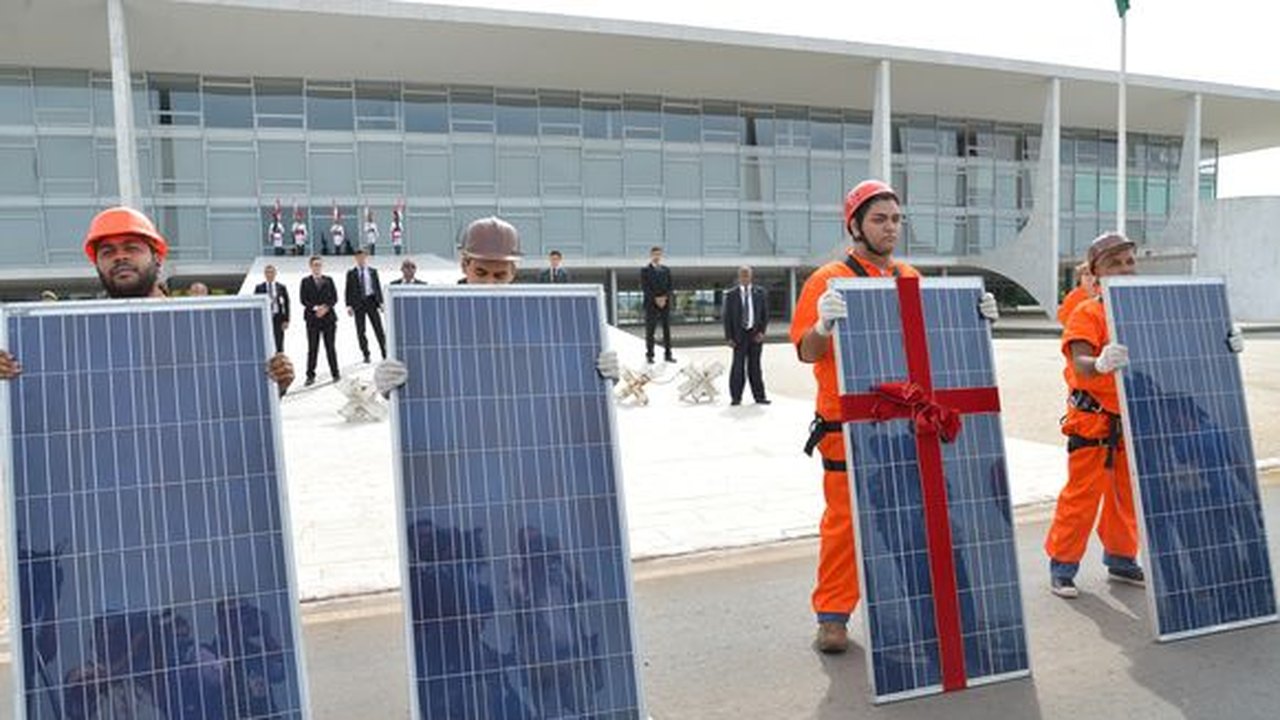 Greenpeace faz ato em frente ao Planalto em defesa do uso de energia solar
