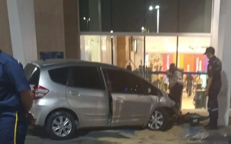 Carro perde controle, invade shopping e provoca pânico na parte alta de Maceió