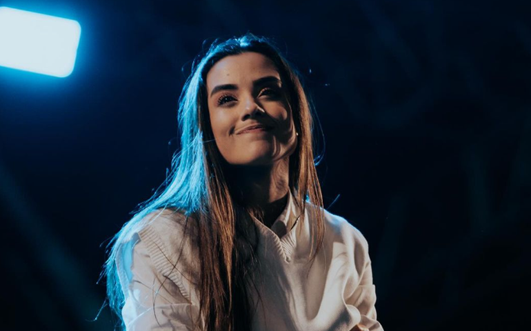 Cantora Gospel Isadora Pompeo atualiza estado de saúde após desmaiar durante show