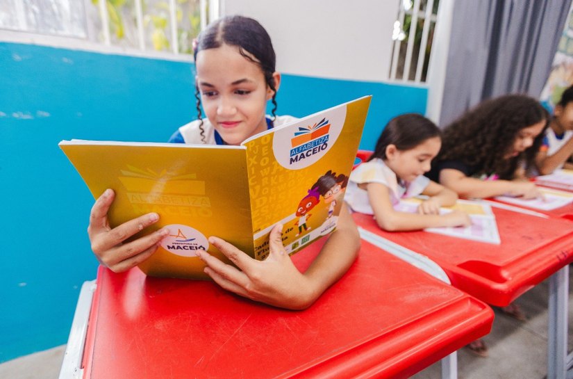 Caderno de Fluência incentiva leitura em escolas municipais