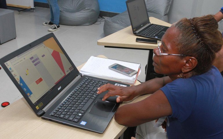 Professores do Estado poderão solicitar verbas para computador e internet a partir de segunda-feira (09); Veja o passo a passo