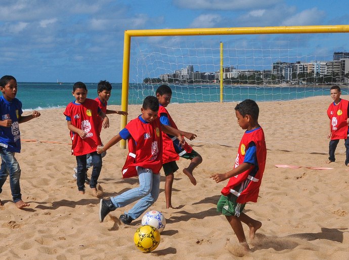 Prefeitura inicia novas turmas da Escolinha Maceió Beach Soccer